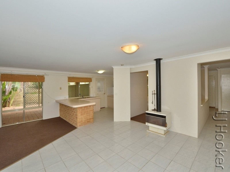 10 Floribunda Avenue, Halls Head WA 6210