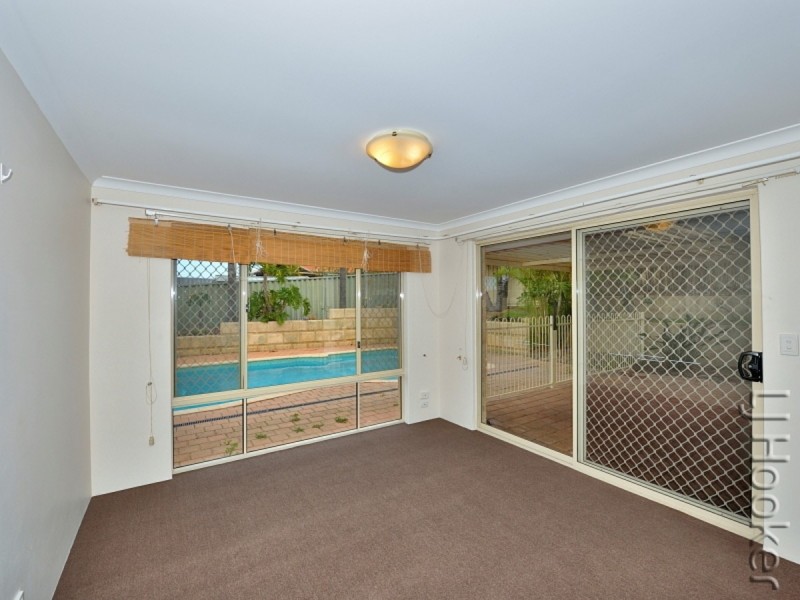 10 Floribunda Avenue, Halls Head WA 6210