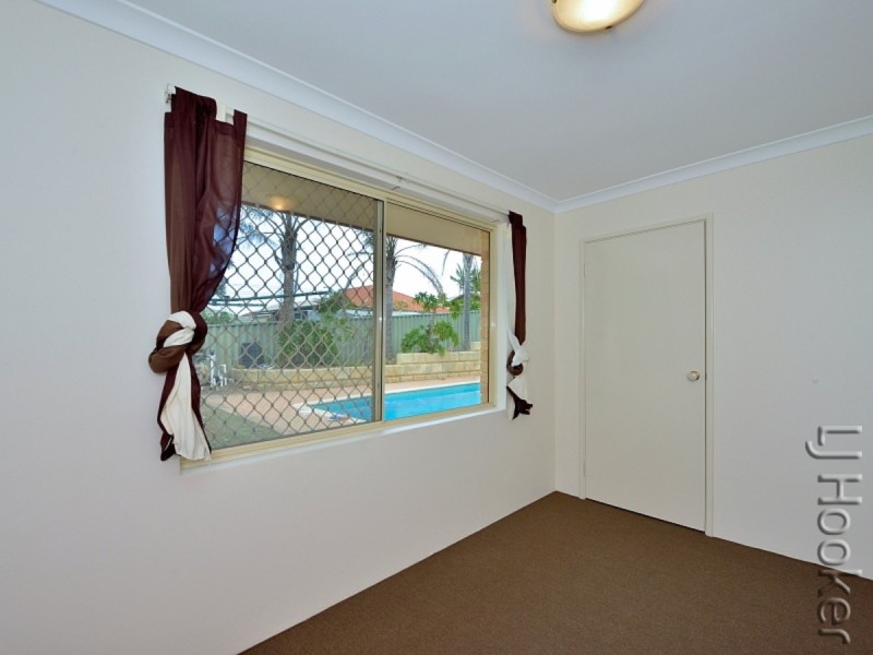 10 Floribunda Avenue, Halls Head WA 6210