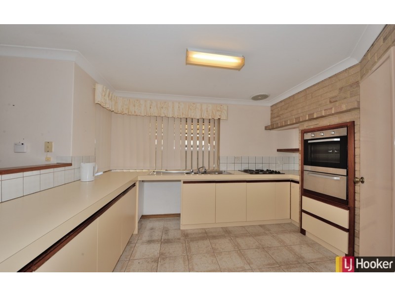 1/2 Gleneagles Place, Halls Head WA 6210