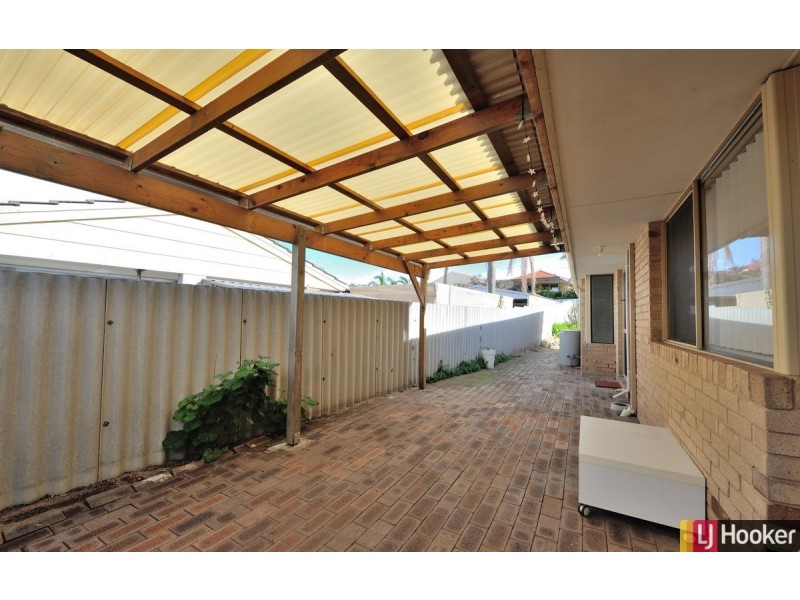 1/2 Gleneagles Place, Halls Head WA 6210