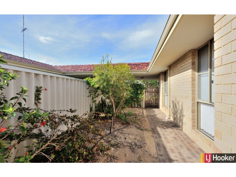 1/2 Gleneagles Place, Halls Head WA 6210