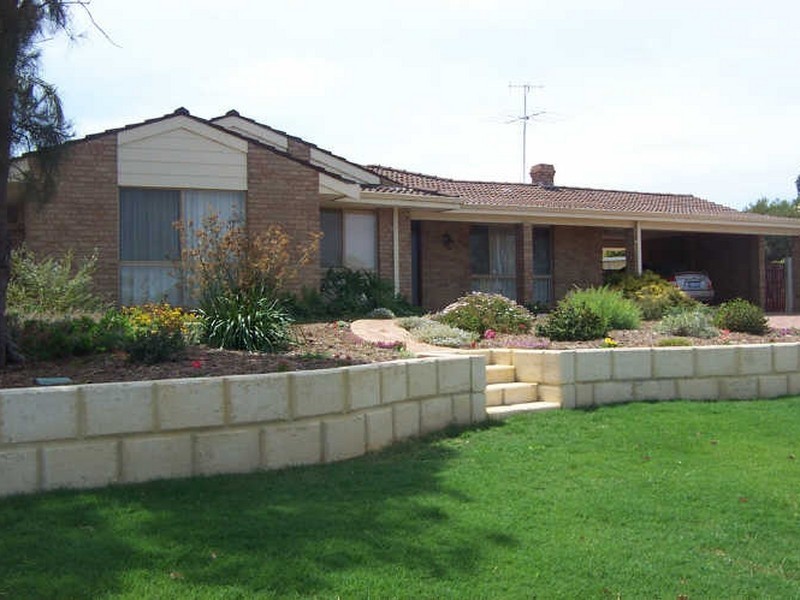 6 Columbia Close, Halls Head WA 6210