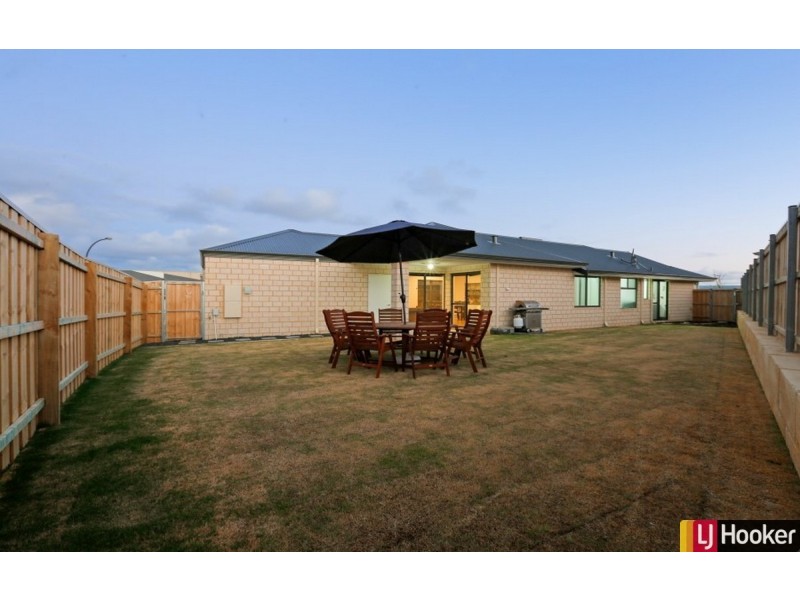 8 Vestita Lane, Halls Head WA 6210