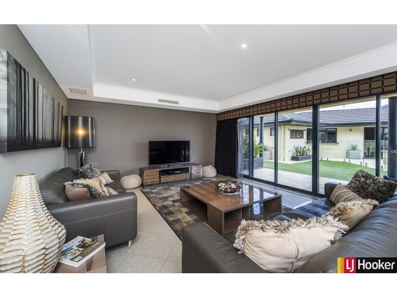 2 Leighton Place, Halls Head WA 6210