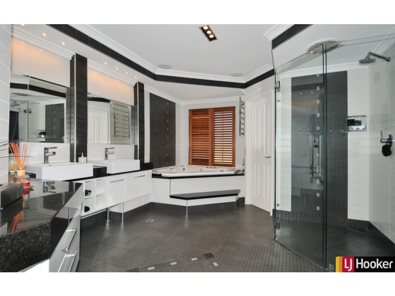 2 Leighton Place, Halls Head WA 6210