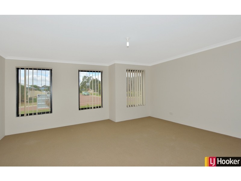 17 Loretta Parkway, Lakelands WA 6180