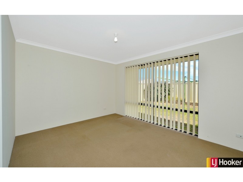 17 Loretta Parkway, Lakelands WA 6180