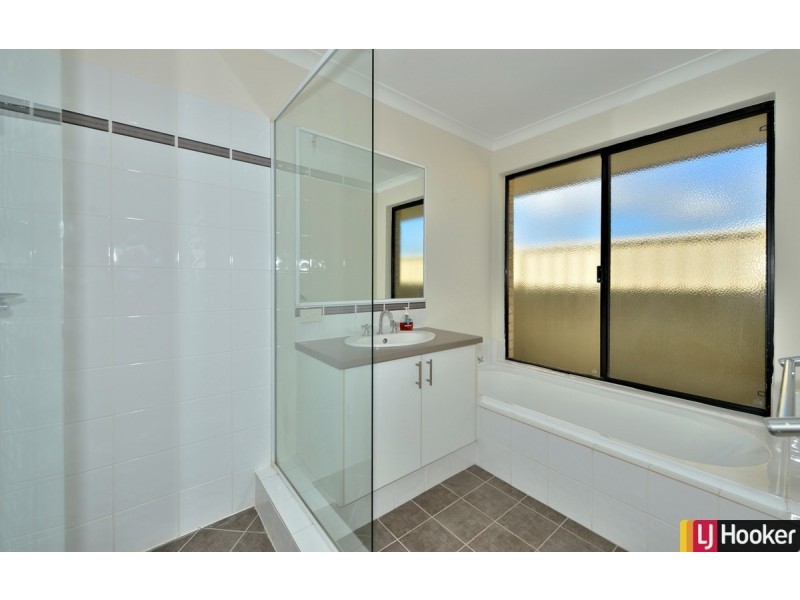 17 Loretta Parkway, Lakelands WA 6180