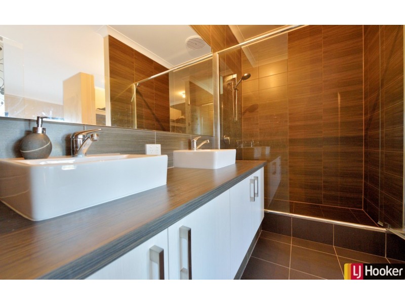 8 Bradley Street, Lakelands WA 6180