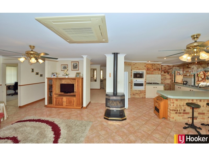 46 Oakmont Avenue, Meadow Springs WA 6210