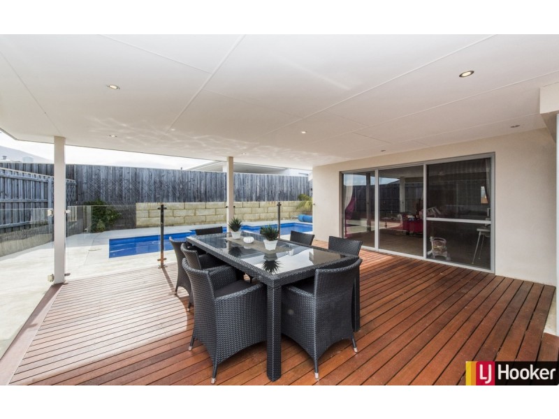 297 Peelwood Parade, Halls Head WA 6210