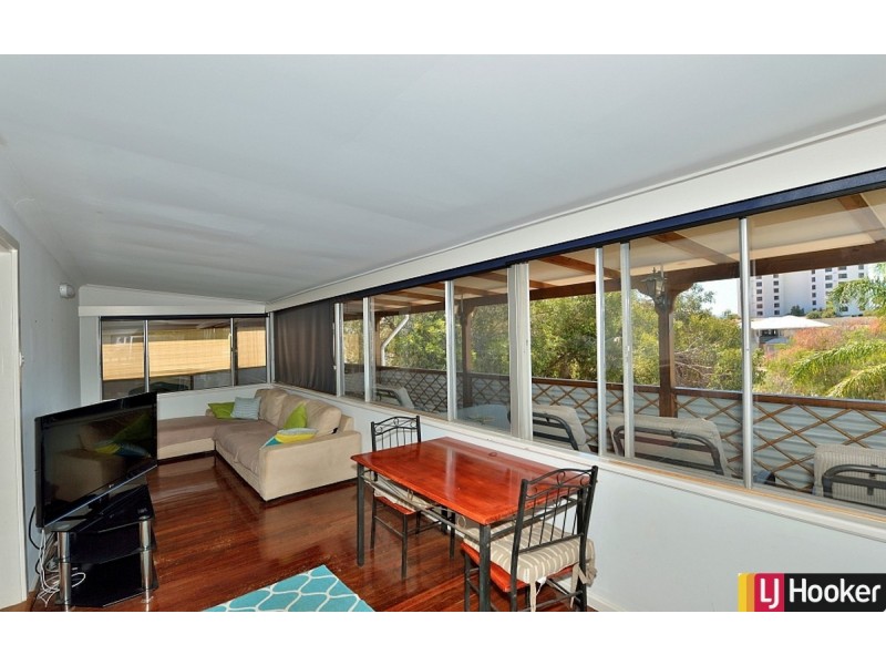 9 Valley Road, Halls Head WA 6210