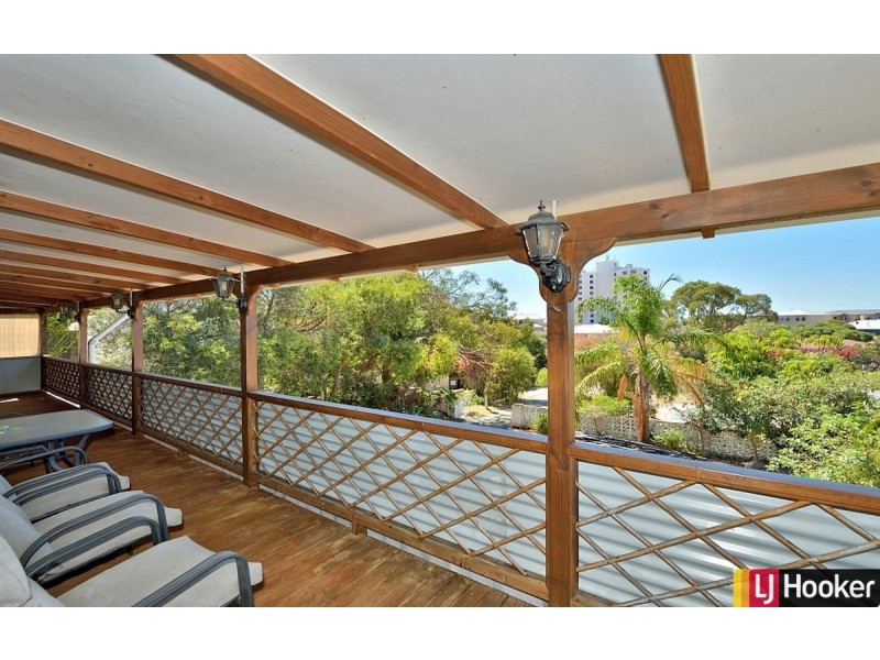 9 Valley Road, Halls Head WA 6210