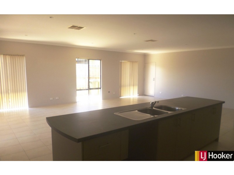 28 Marsdenia Road, Halls Head WA 6210