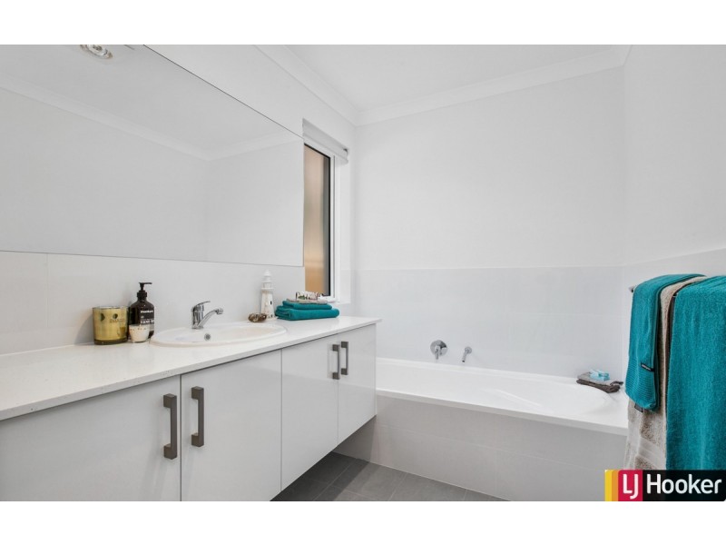 6 Galveston Court, Meadow Springs WA 6210