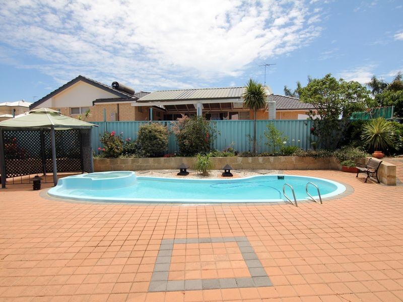 9 Wintersweet Place, Halls Head WA 6210