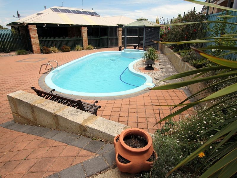 9 Wintersweet Place, Halls Head WA 6210