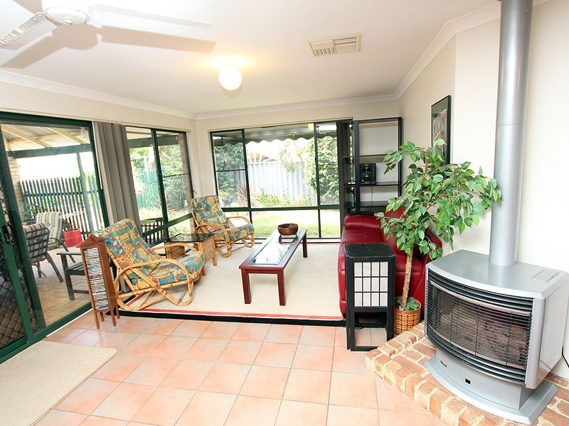 9 Wintersweet Place, Halls Head WA 6210