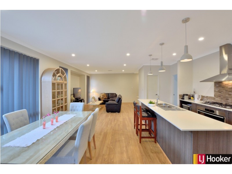 17 Clarendon Circuit, Lakelands WA 6180