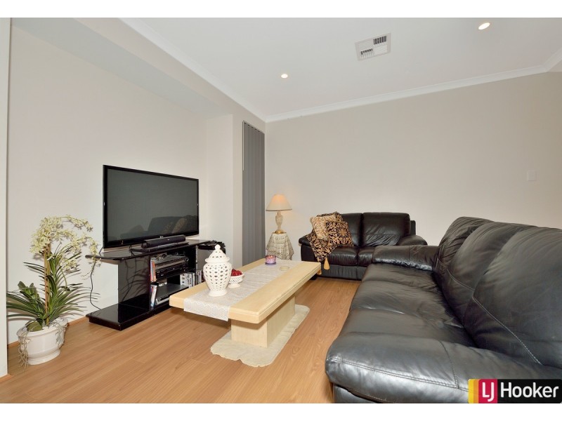 17 Clarendon Circuit, Lakelands WA 6180