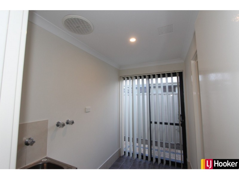8 Abbeytown Circle, Waikiki WA 6169