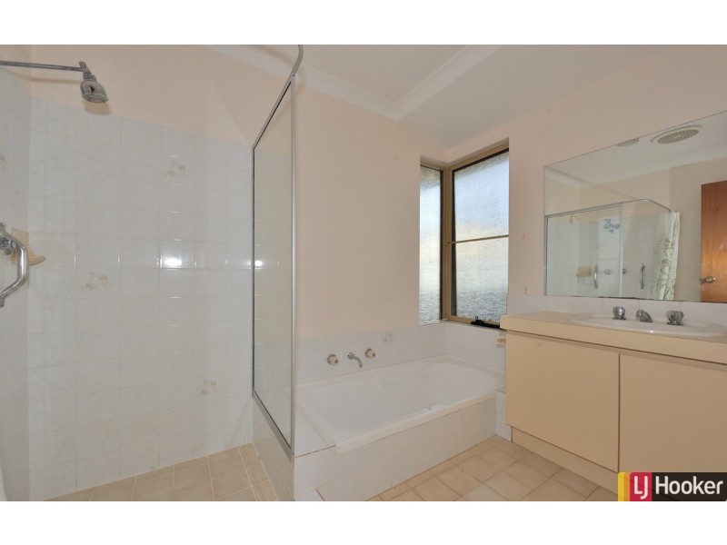 1/2 Gleneagles Place, Halls Head WA 6210