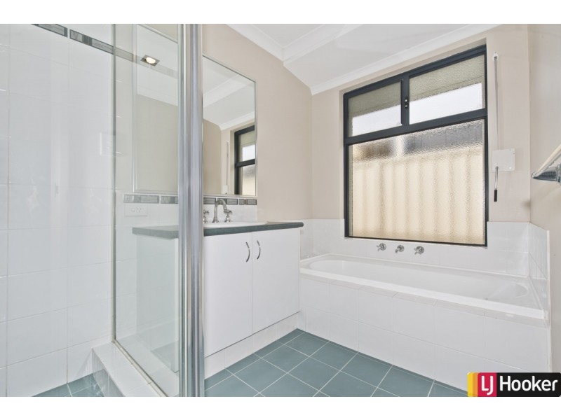 5 Arlette Pass, Lakelands WA 6180