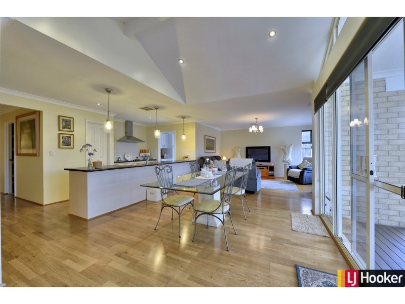 226 Peelwood Parade, Halls Head WA 6210