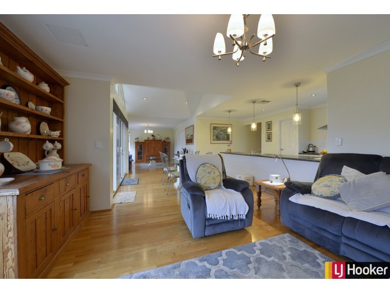 226 Peelwood Parade, Halls Head WA 6210