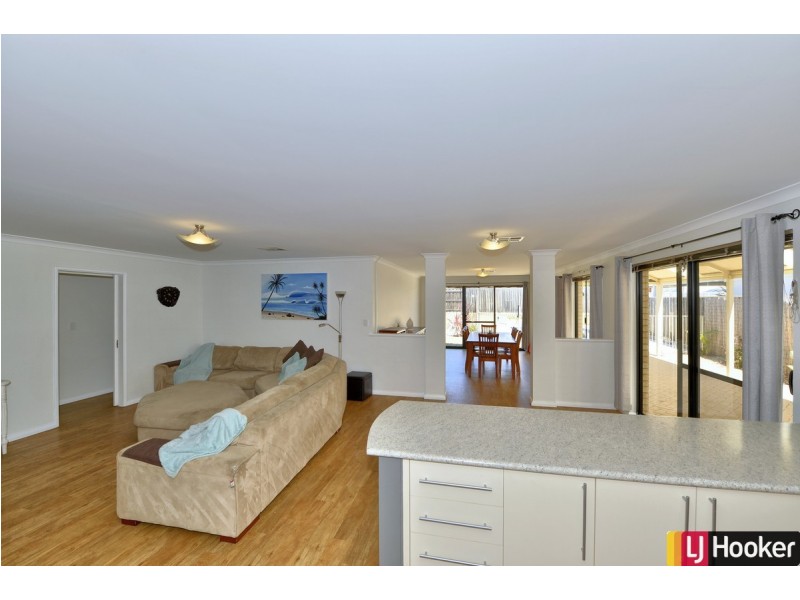 18 Poinsettia Green, Halls Head WA 6210