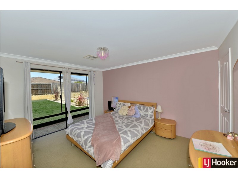 18 Poinsettia Green, Halls Head WA 6210