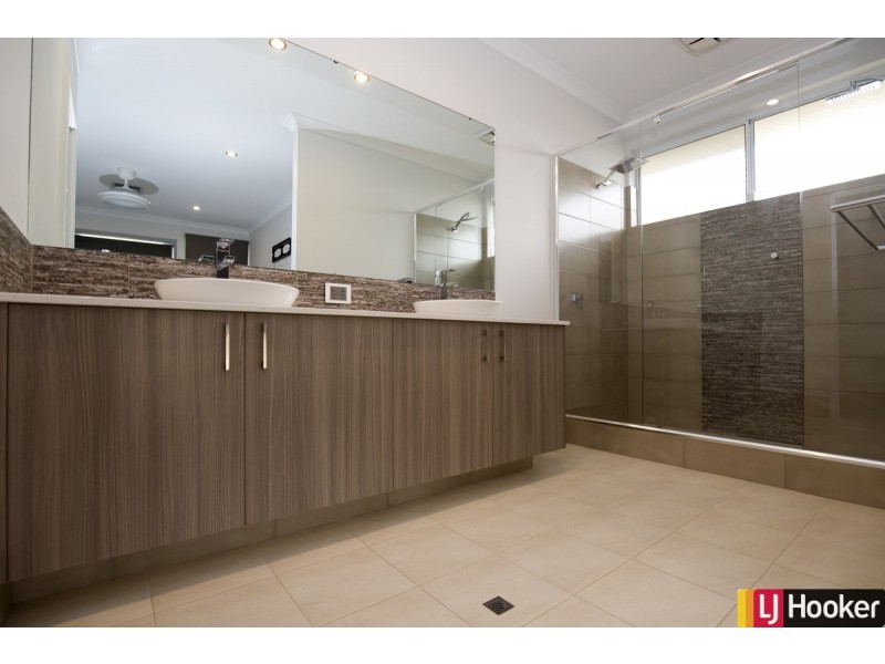 12 Newmarket Road, Meadow Springs WA 6210