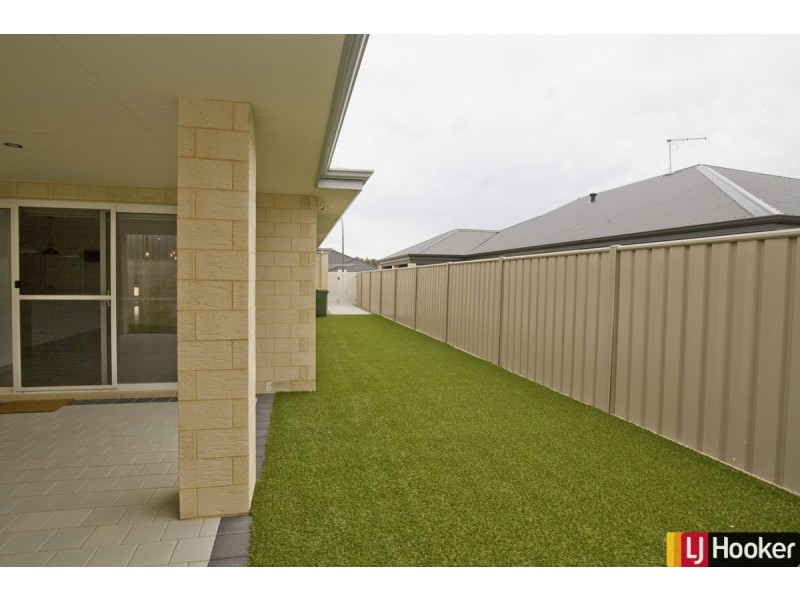 12 Newmarket Road, Meadow Springs WA 6210