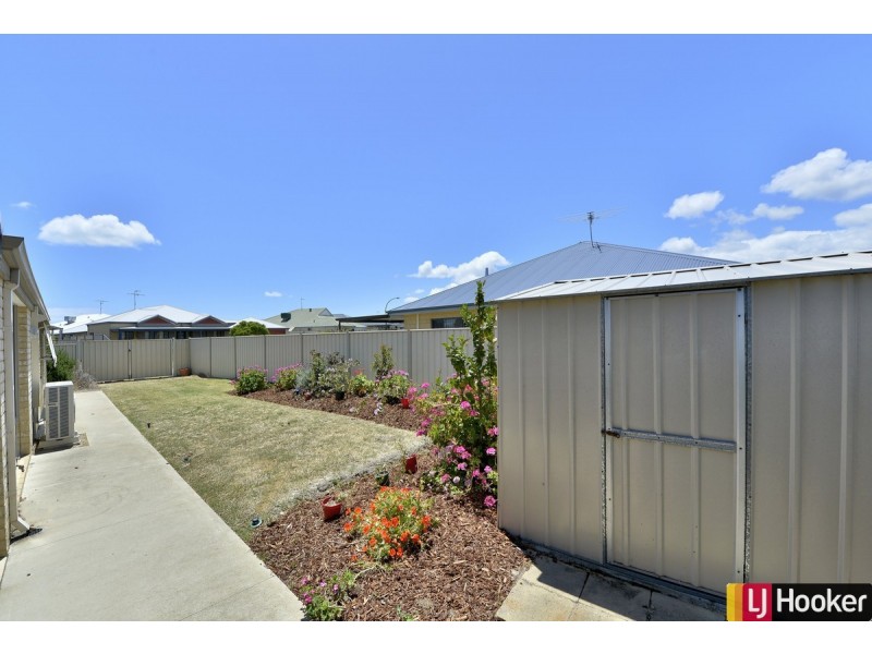 5 Sharperton Meander, Dudley Park WA 6210