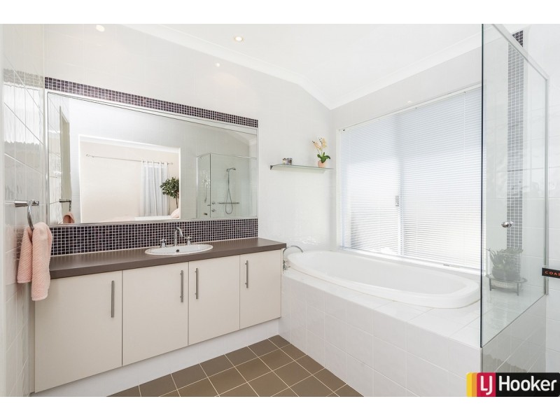 6 Roseburg Court, Meadow Springs WA 6210