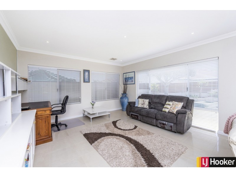 6 Roseburg Court, Meadow Springs WA 6210