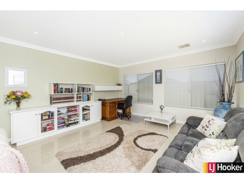 6 Roseburg Court, Meadow Springs WA 6210