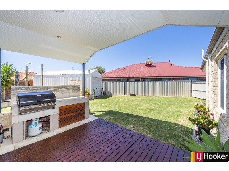 6 Roseburg Court, Meadow Springs WA 6210