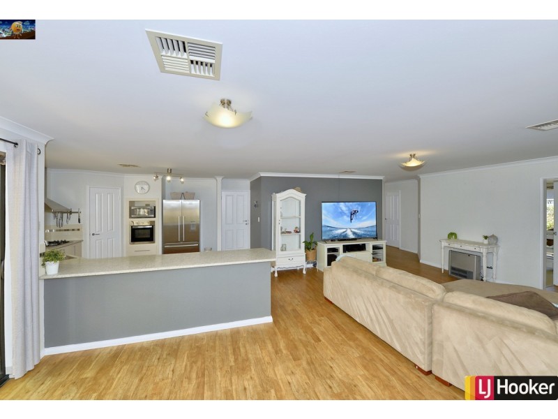 18 Poinsettia Green, Halls Head WA 6210