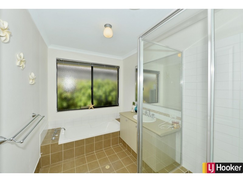 18 Poinsettia Green, Halls Head WA 6210