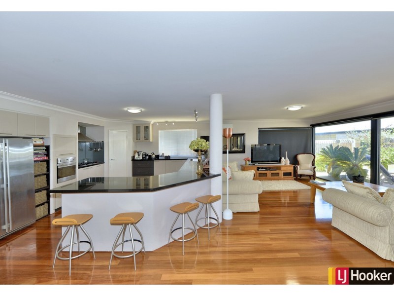 6 Rialto Place, Halls Head WA 6210