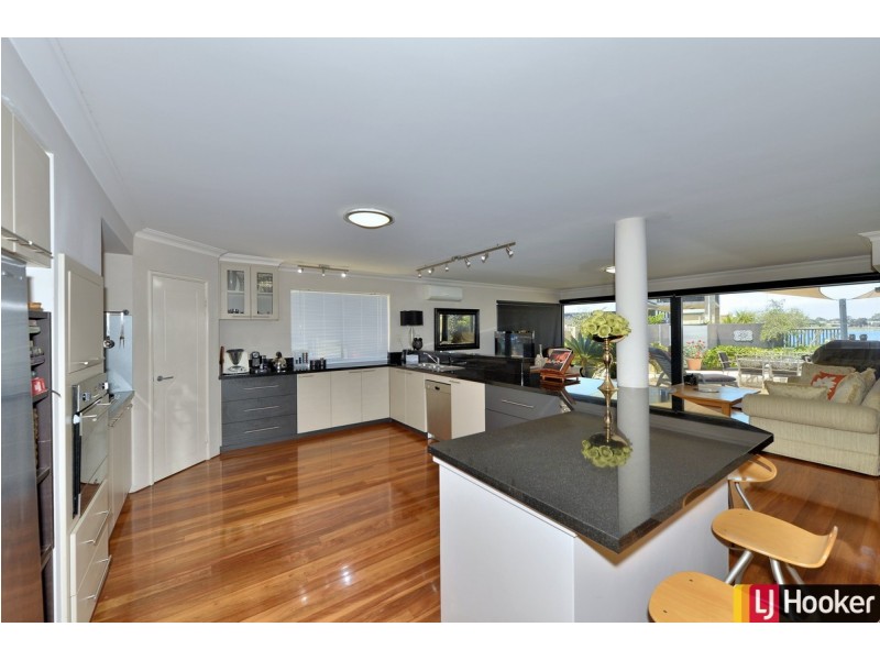 6 Rialto Place, Halls Head WA 6210