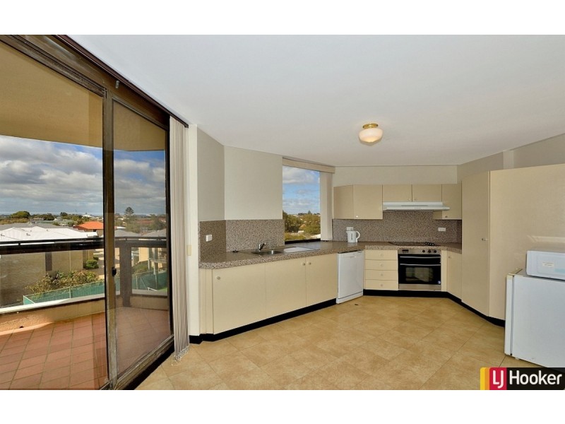 14/6A Valley Road, Halls Head WA 6210