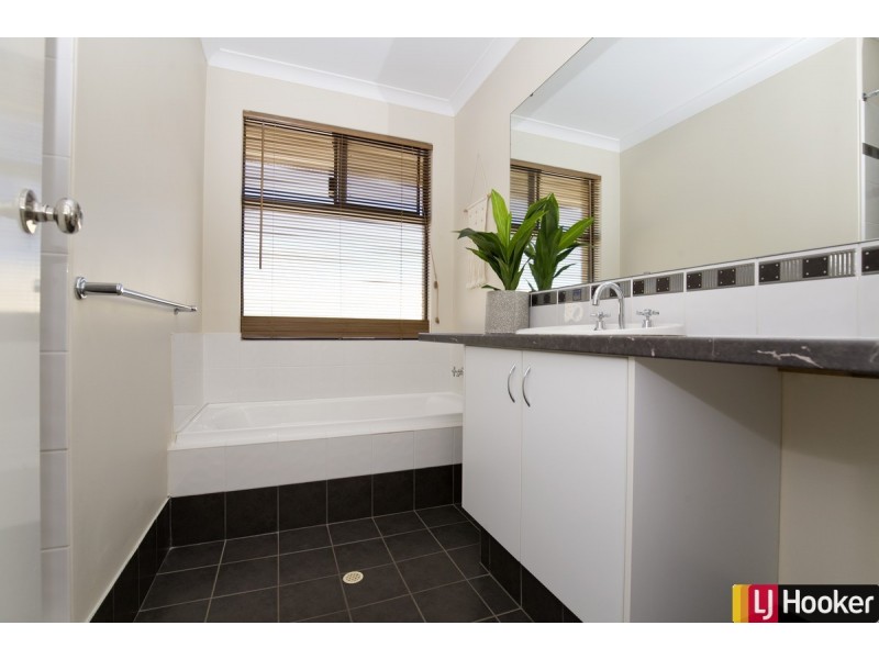 27 Rayner Promenade, Lakelands WA 6180