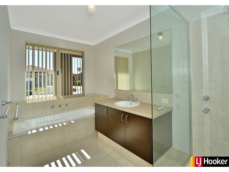 6 Honeymyrtle Grange, Halls Head WA 6210