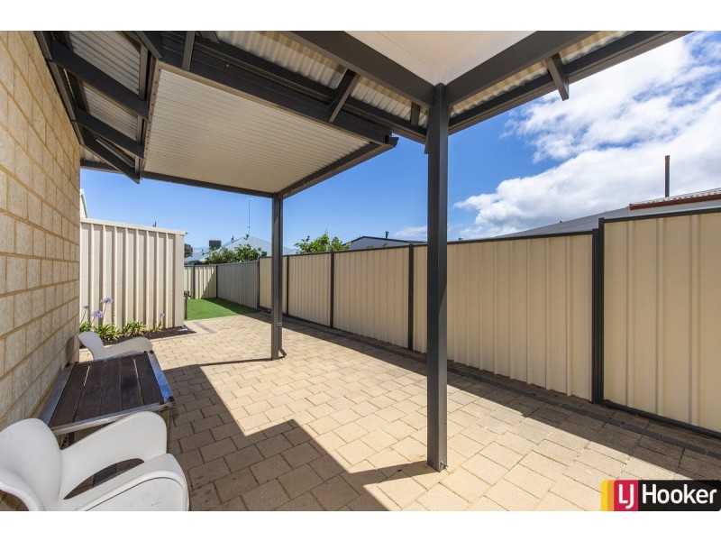 16 Queen Parade, Wannanup WA 6210