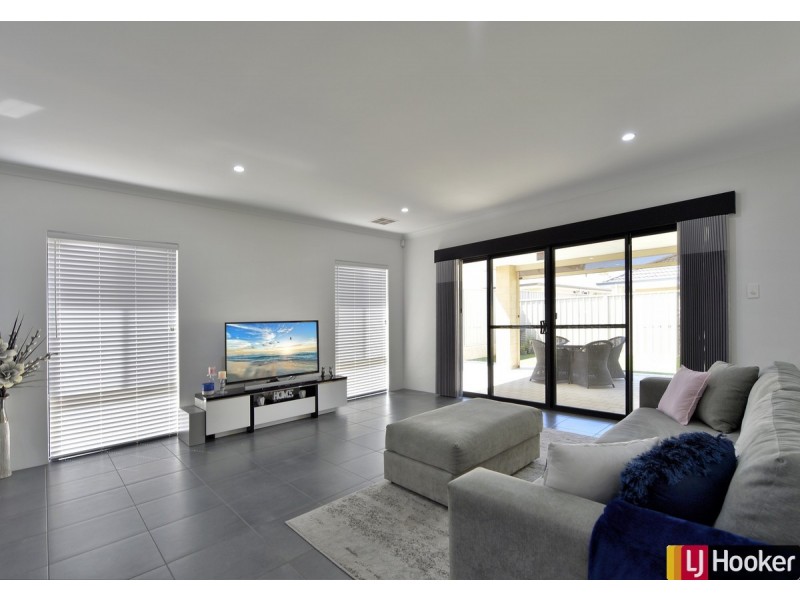 4 Dearwood Glade, Meadow Springs WA 6210