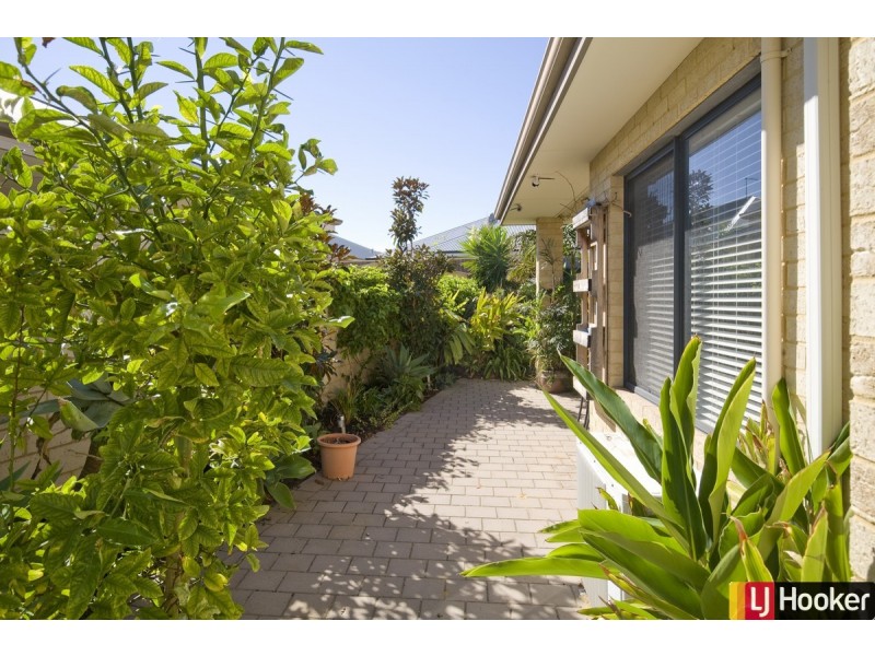 295 Peelwood Parade, Halls Head WA 6210