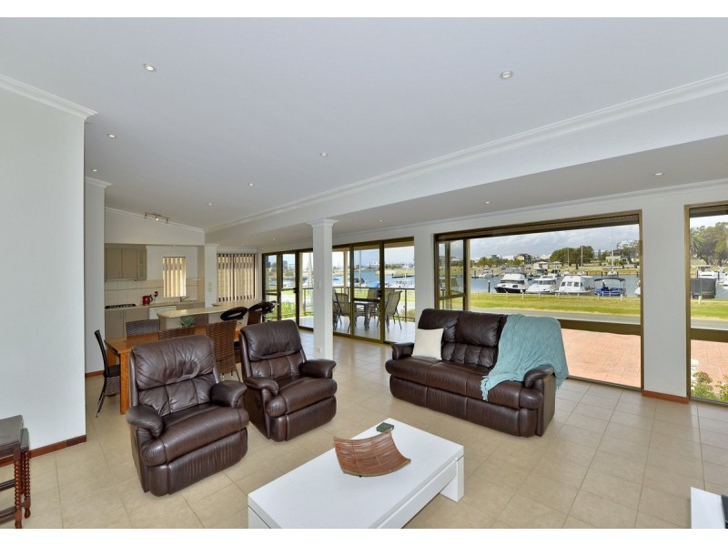 52 Mary Street, Halls Head WA 6210